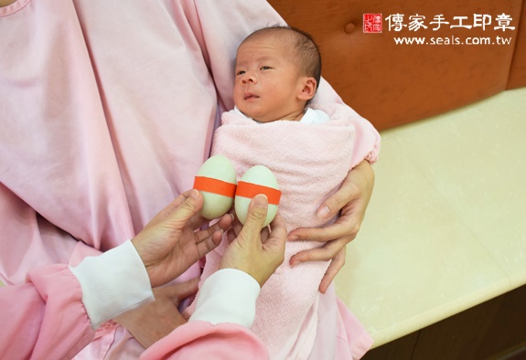 方弟弟(新北中和區到府嬰兒寶寶滿月剃頭理髮、免費到府嬰兒剃胎毛儀式吉祥話)。到府剃頭剃胎毛主持、專業拍照、DVD光碟、證書。★購買「臍帶章、肚臍章、胎毛筆刷印章」贈送：剃頭、收涎、抓周，三選一。2015.11.19 照片4